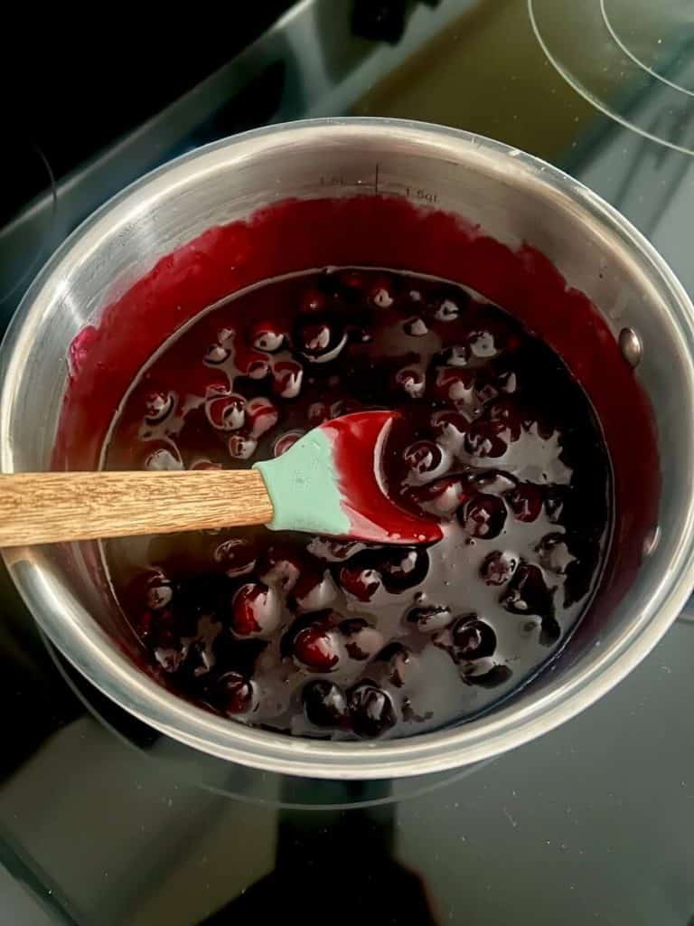 Boiled blueberry pie topping