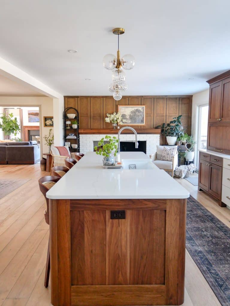 Modern cottage kitchen decor.