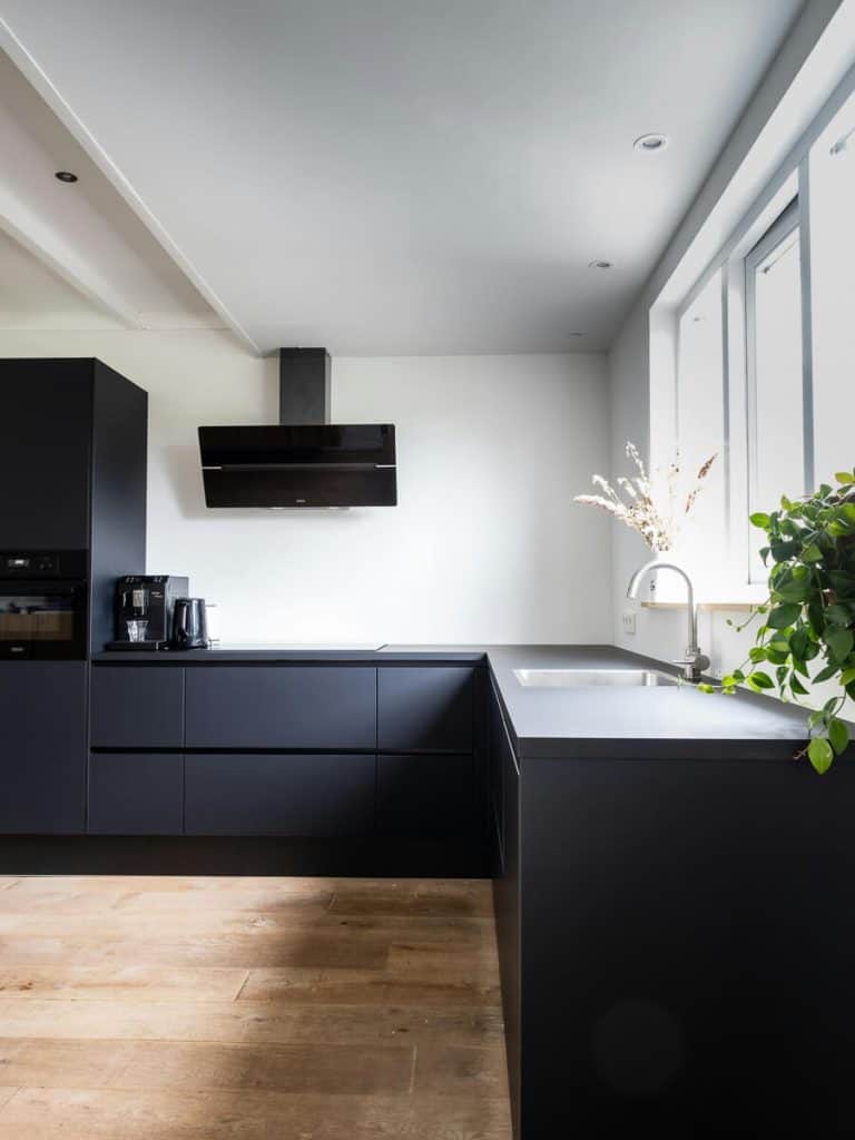 Black as a timeless kitchen cabinet color.